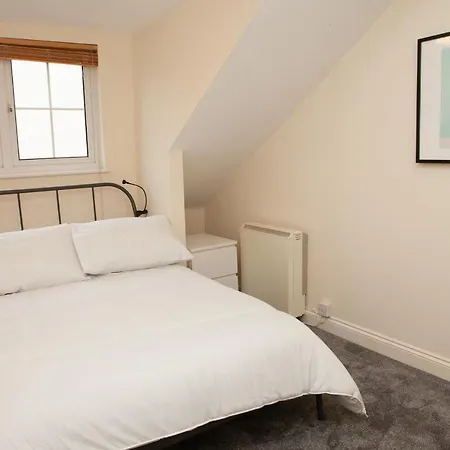 2 Bedroom House Near Gloucester Road شقة