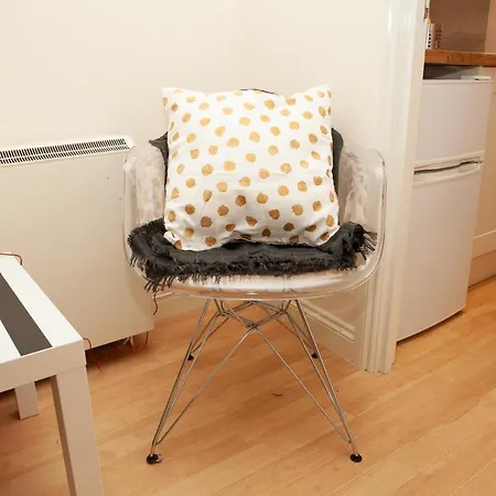 Apartment 2 Bedroom House Near Gloucester Road