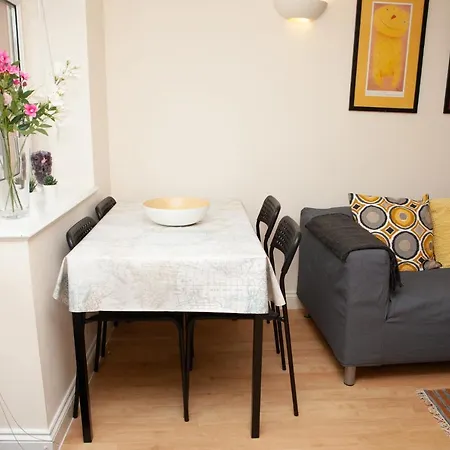 2 Bedroom House Near Gloucester Road Apartment *
