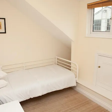 2 Bedroom House Near Gloucester Road بريستول
