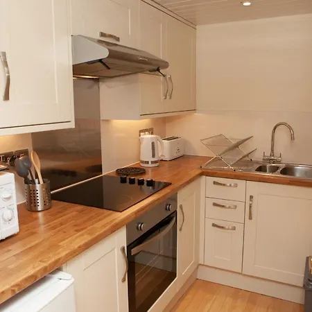 شقة 2 Bedroom House Near Gloucester Road بريستول