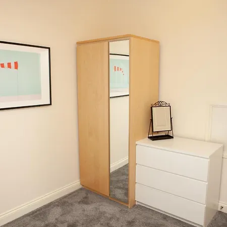 2 Bedroom House Near Gloucester Road شقة
