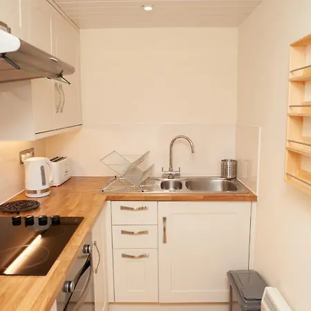 2 Bedroom House Near Gloucester Road
