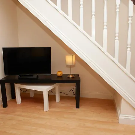 2 Bedroom House Near Gloucester Road Apartment *